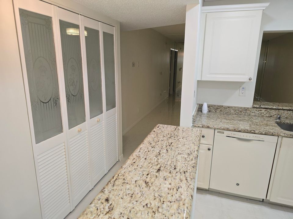 For Rent: $2,200 (2 beds, 2 baths, 912 Square Feet)