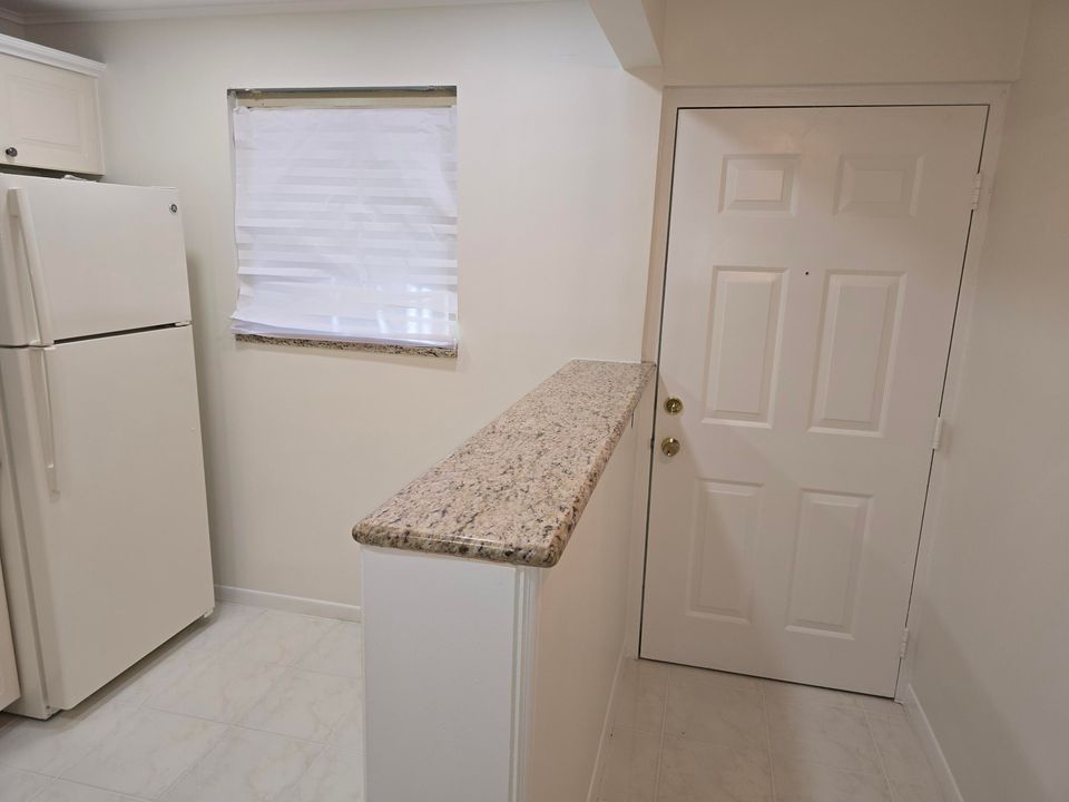 For Rent: $2,200 (2 beds, 2 baths, 912 Square Feet)
