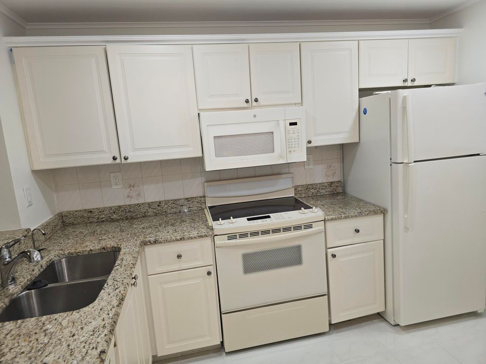 For Rent: $2,200 (2 beds, 2 baths, 912 Square Feet)