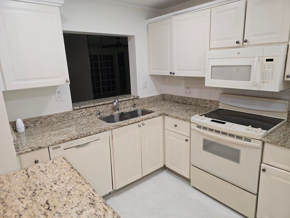 For Rent: $2,200 (2 beds, 2 baths, 912 Square Feet)