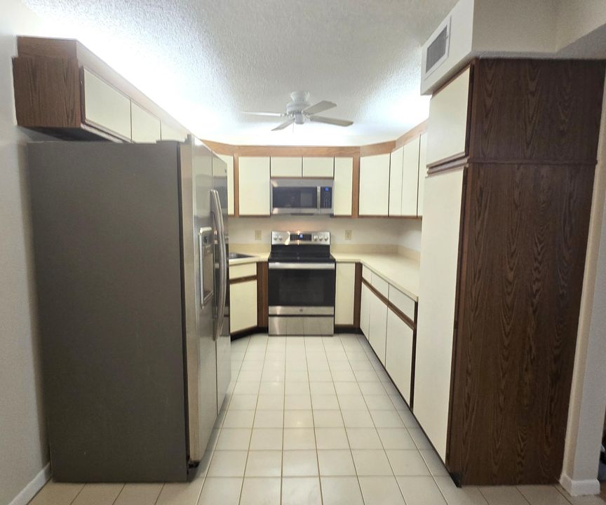 На продажу: $305,000 (3 спален, 2 ванн, 1557 Квадратных фут)