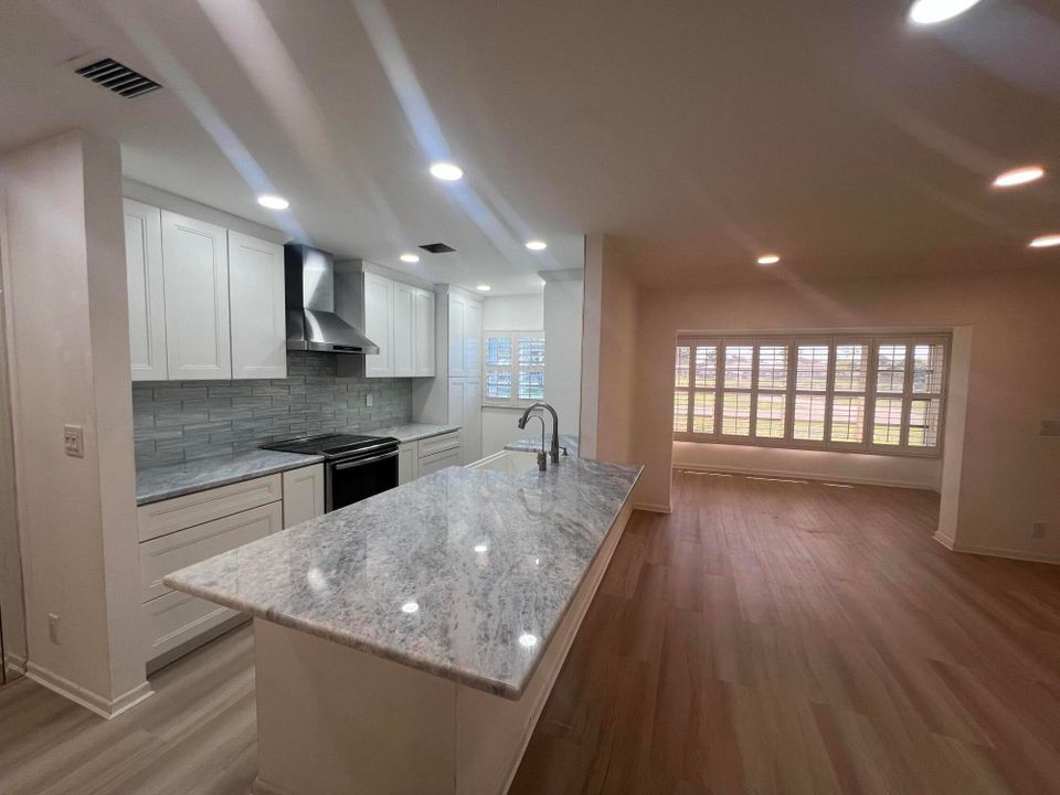 最近售出: $260,000 (1 贝兹, 1 浴室, 1068 平方英尺)