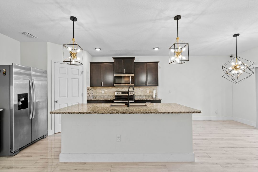 出租: $3,350 (5 贝兹, 3 浴室, 2674 平方英尺)