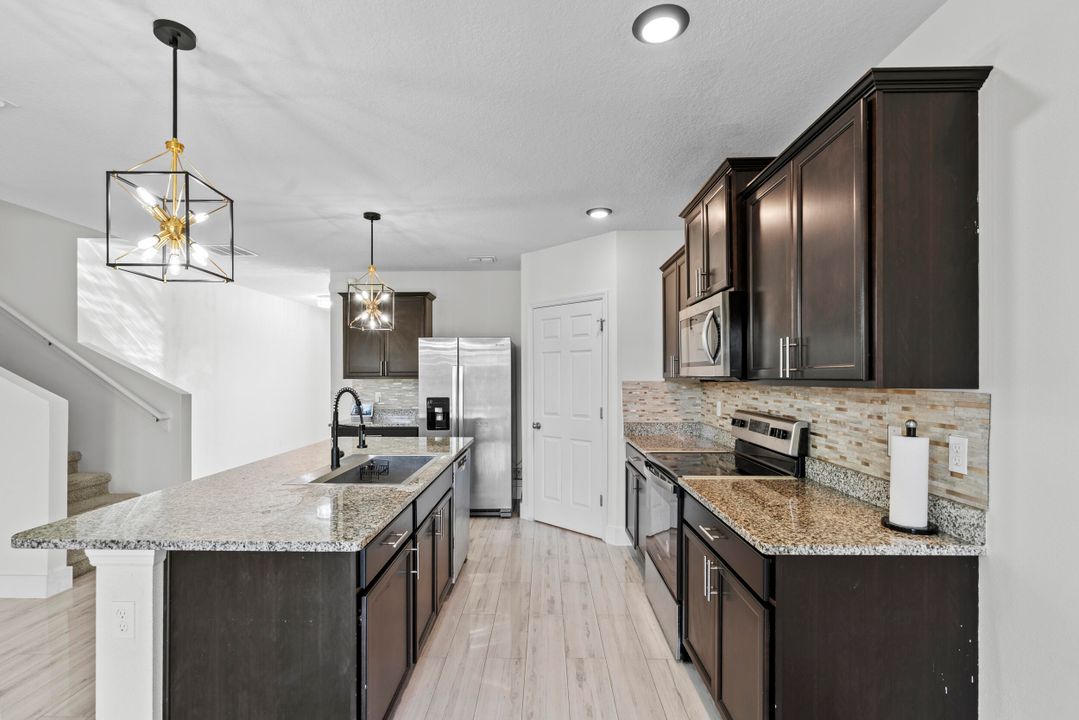 出租: $3,350 (5 贝兹, 3 浴室, 2674 平方英尺)