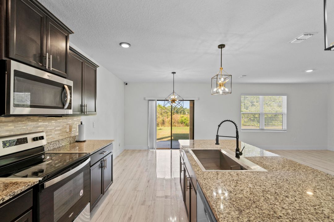 出租: $3,350 (5 贝兹, 3 浴室, 2674 平方英尺)