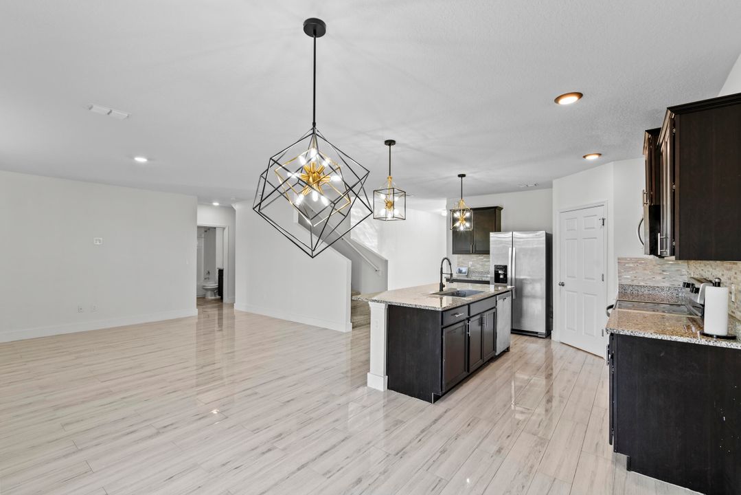 出租: $3,350 (5 贝兹, 3 浴室, 2674 平方英尺)