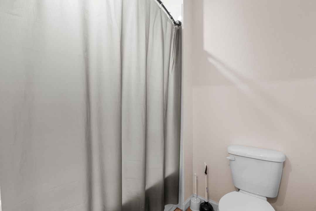 出租: $3,350 (5 贝兹, 3 浴室, 2674 平方英尺)