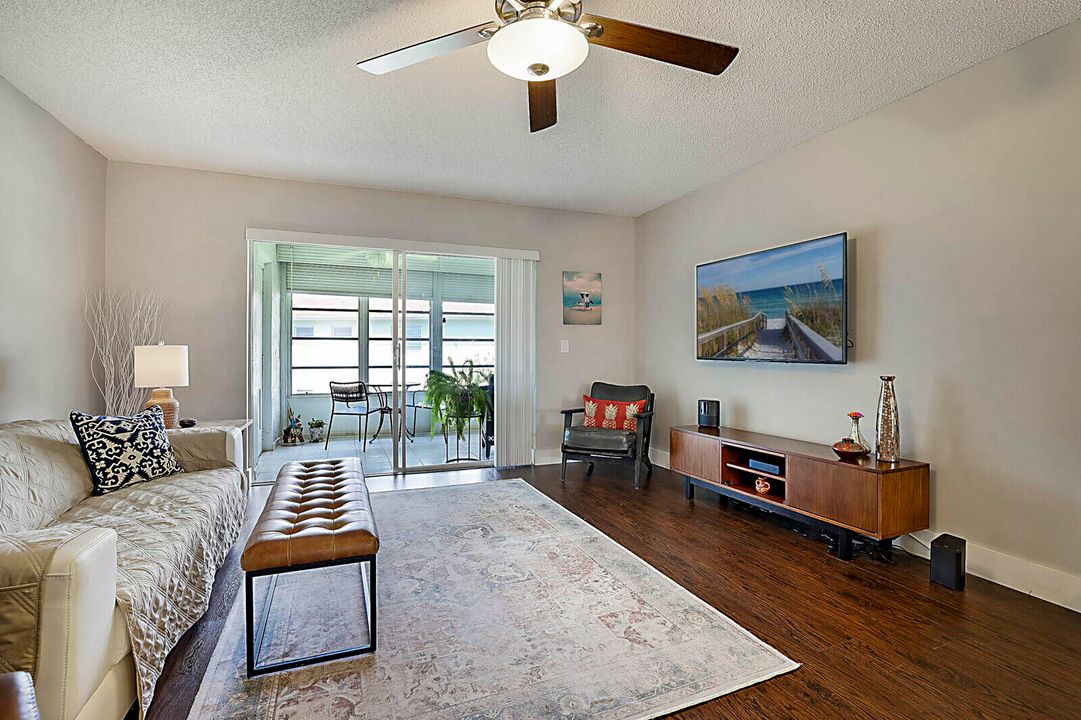 待售: $155,000 (2 贝兹, 2 浴室, 1044 平方英尺)