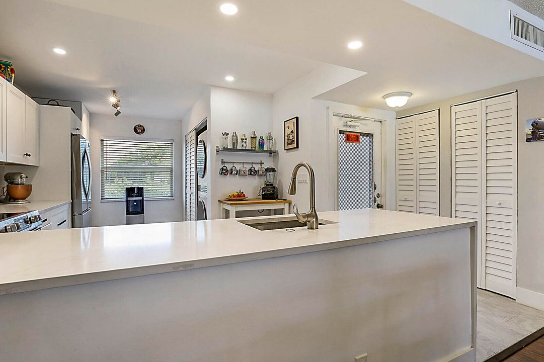 待售: $155,000 (2 贝兹, 2 浴室, 1044 平方英尺)