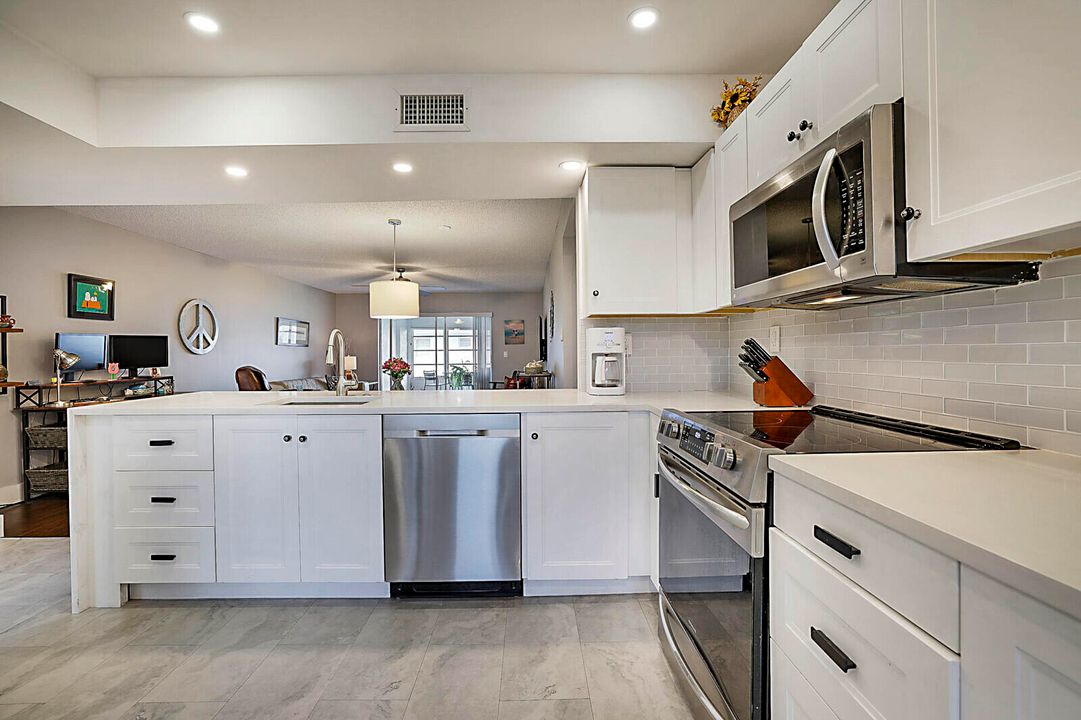 待售: $155,000 (2 贝兹, 2 浴室, 1044 平方英尺)