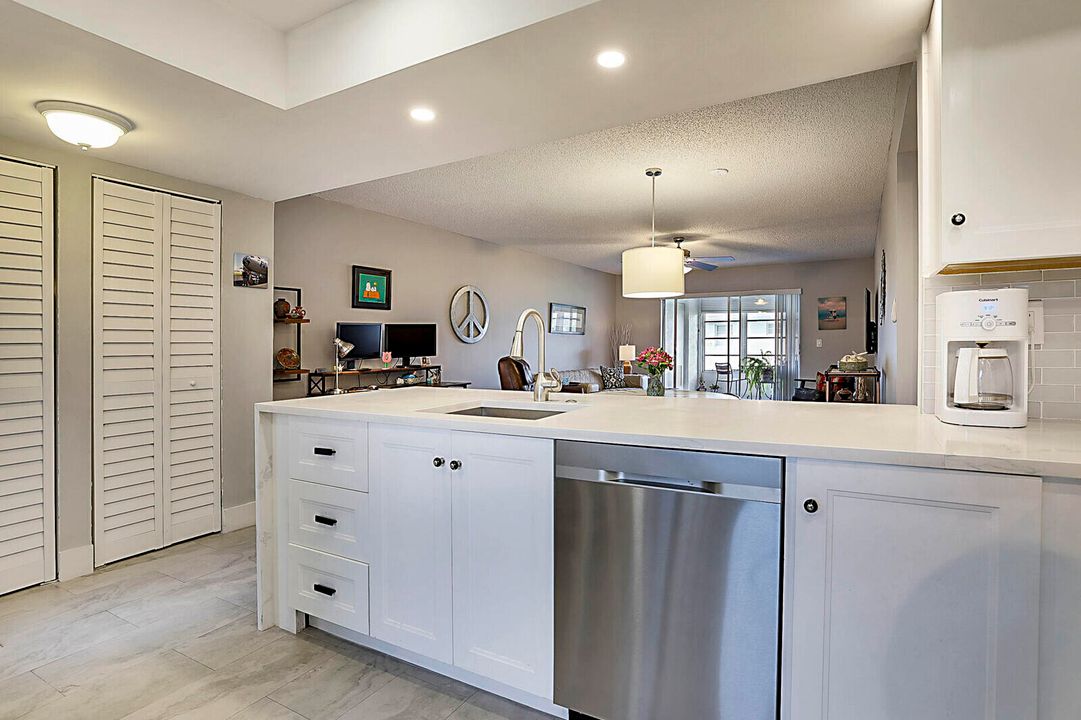 待售: $155,000 (2 贝兹, 2 浴室, 1044 平方英尺)