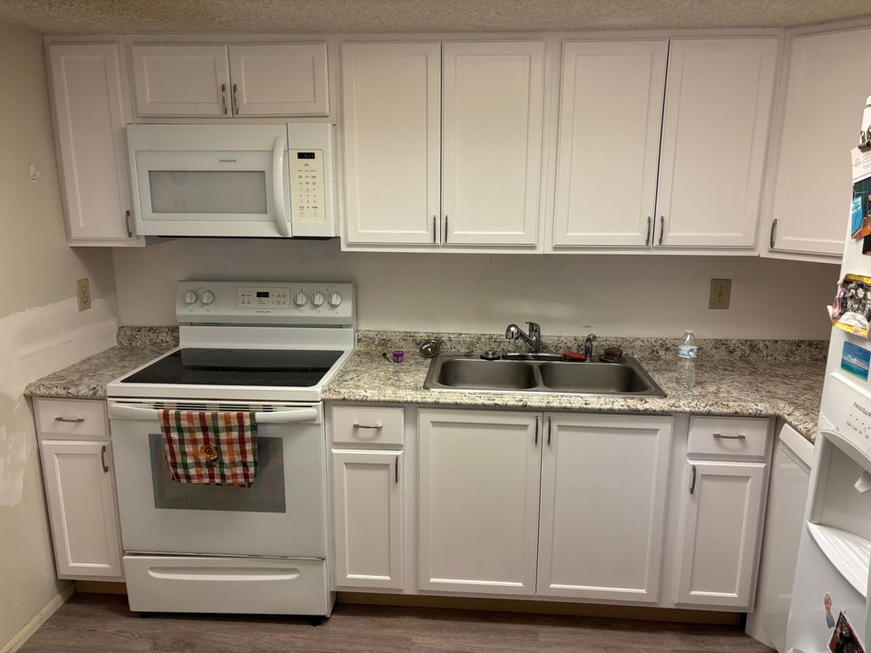 For Rent: $1,950 (3 beds, 2 baths, 921 Square Feet)