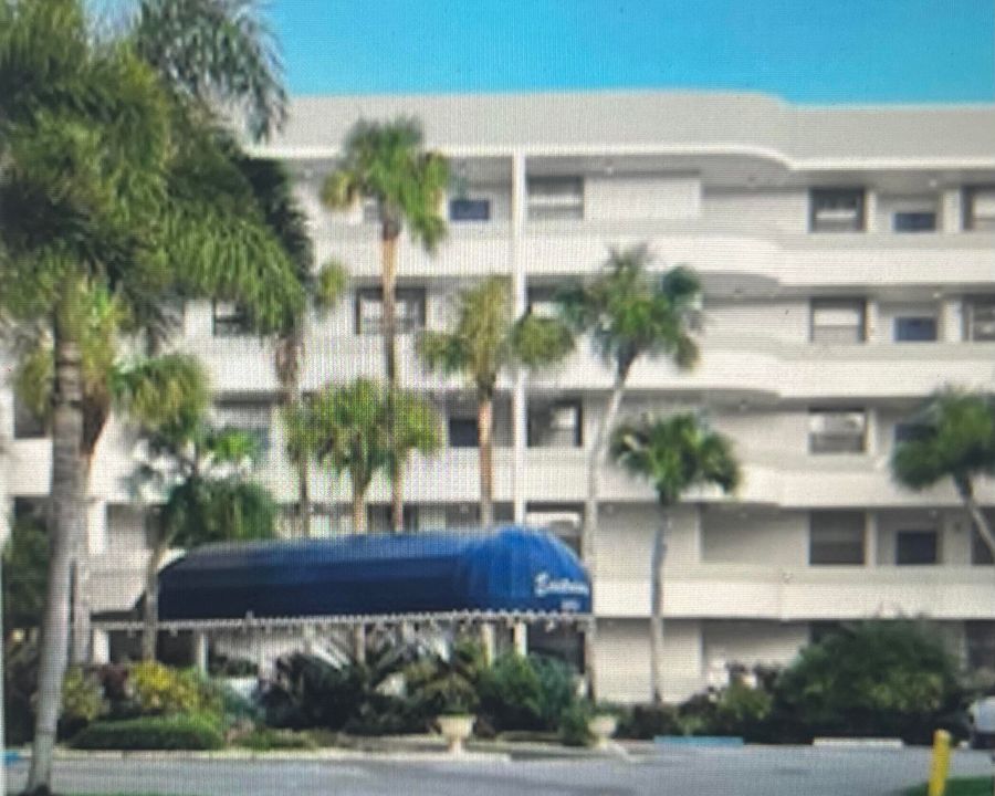 For Rent: $2,350 (2 beds, 2 baths, 1090 Square Feet)