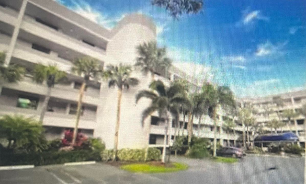 For Rent: $2,350 (2 beds, 2 baths, 1090 Square Feet)