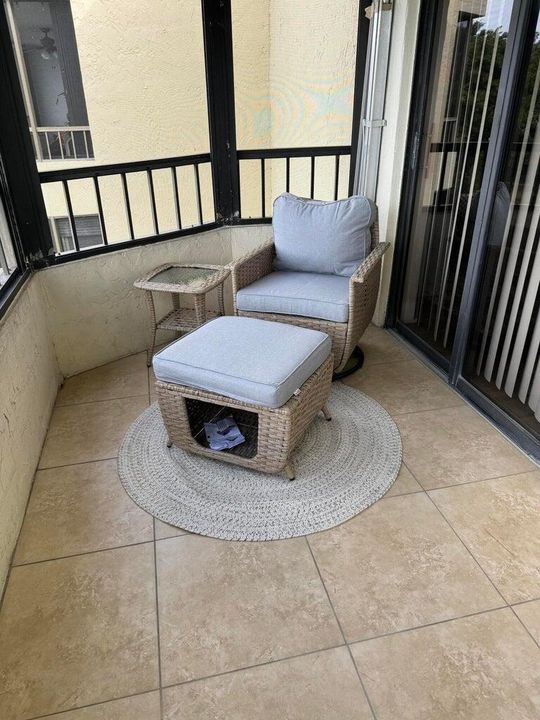 For Rent: $2,350 (2 beds, 2 baths, 1090 Square Feet)