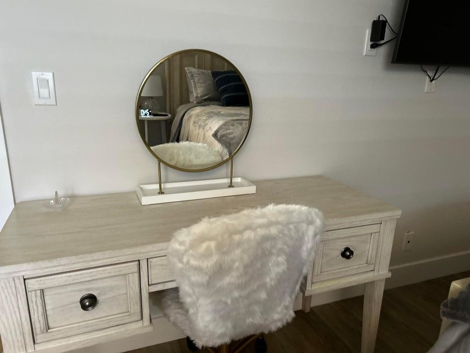 For Rent: $2,350 (2 beds, 2 baths, 1090 Square Feet)