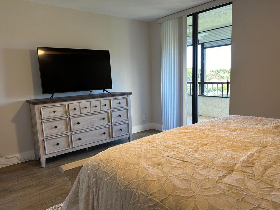 For Rent: $2,350 (2 beds, 2 baths, 1090 Square Feet)