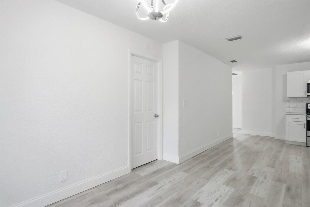 For Sale: $359,900 (3 beds, 2 baths, 1216 Square Feet)