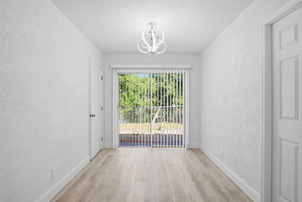 For Sale: $359,900 (3 beds, 2 baths, 1216 Square Feet)