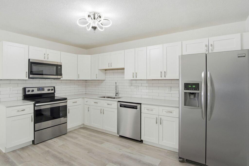 For Sale: $359,900 (3 beds, 2 baths, 1216 Square Feet)