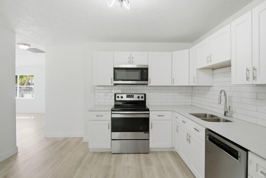 For Sale: $359,900 (3 beds, 2 baths, 1216 Square Feet)