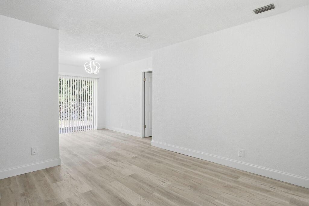 For Sale: $359,900 (3 beds, 2 baths, 1216 Square Feet)