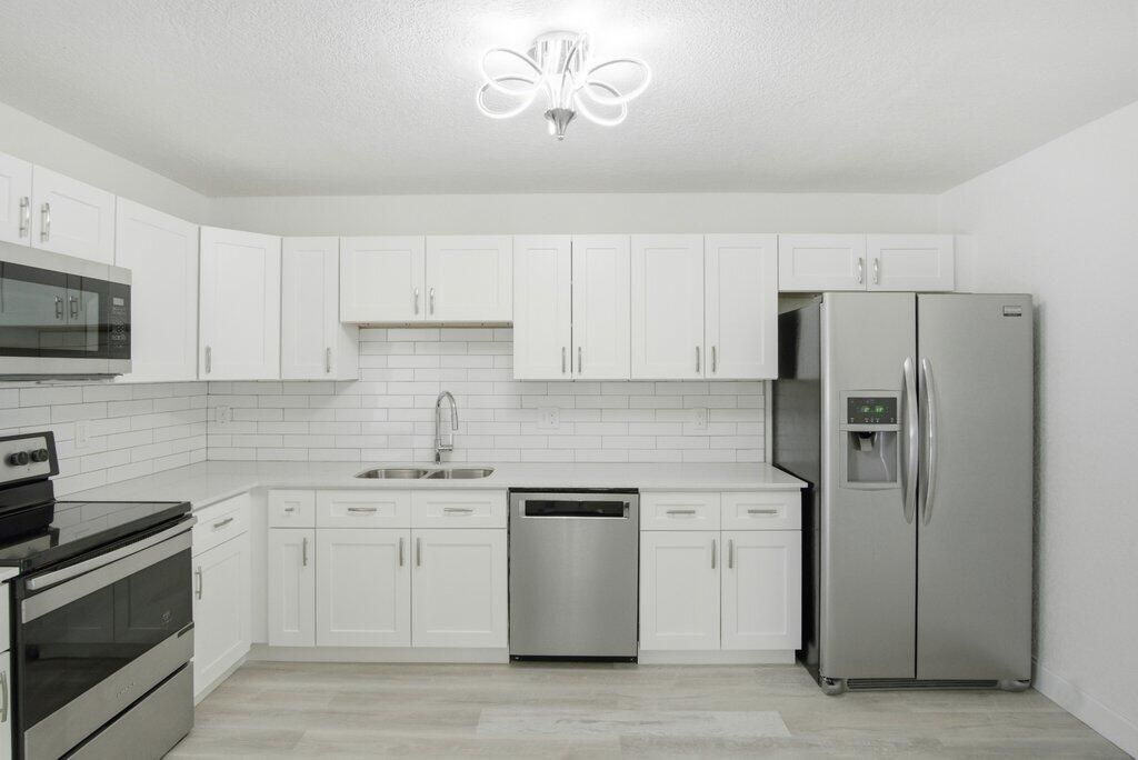 For Sale: $359,900 (3 beds, 2 baths, 1216 Square Feet)