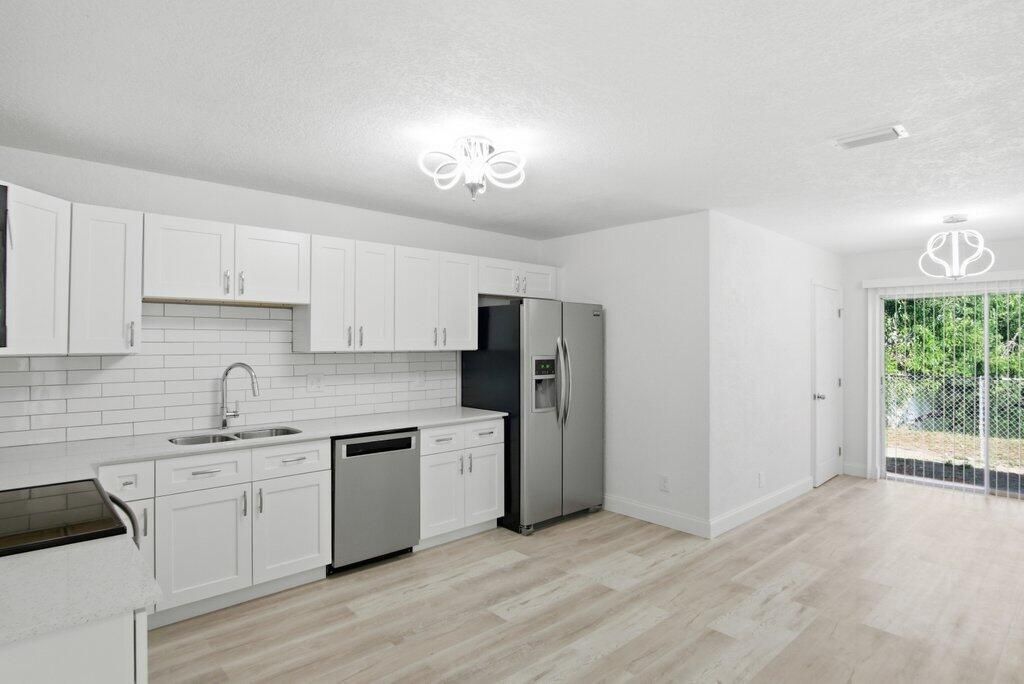 For Sale: $359,900 (3 beds, 2 baths, 1216 Square Feet)