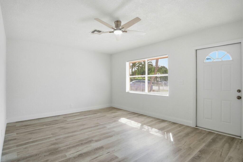 For Sale: $359,900 (3 beds, 2 baths, 1216 Square Feet)