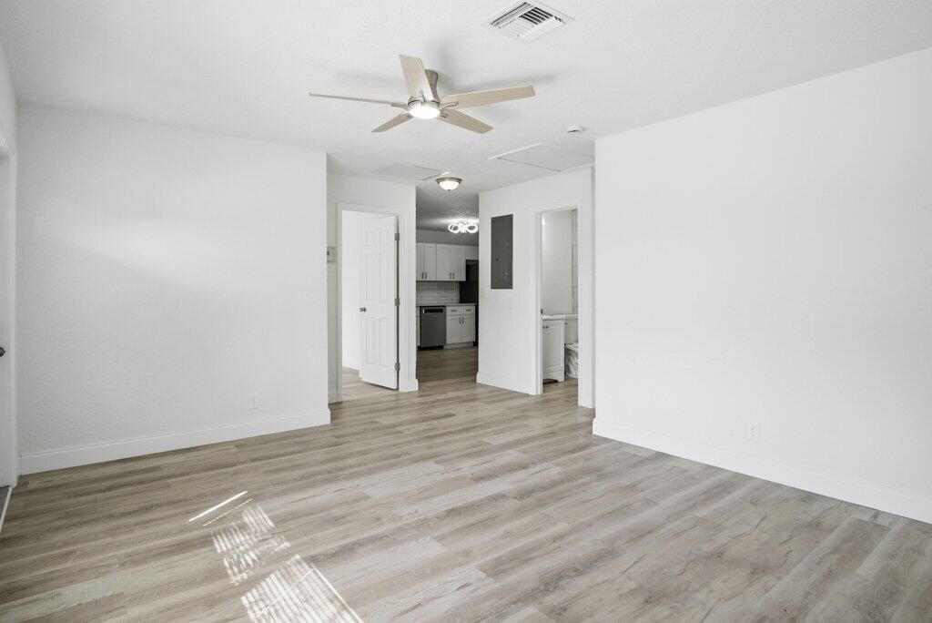 For Sale: $359,900 (3 beds, 2 baths, 1216 Square Feet)