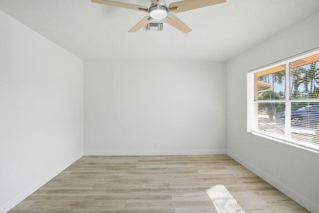 For Sale: $359,900 (3 beds, 2 baths, 1216 Square Feet)