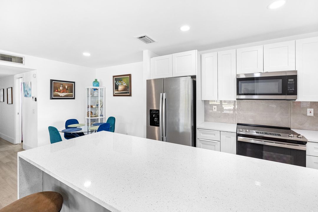 For Sale: $250,000 (2 beds, 2 baths, 1175 Square Feet)