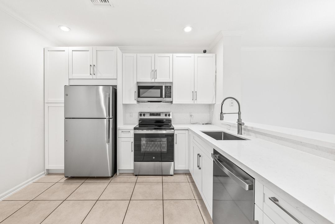 出租: $3,300 (3 贝兹, 2 浴室, 1570 平方英尺)