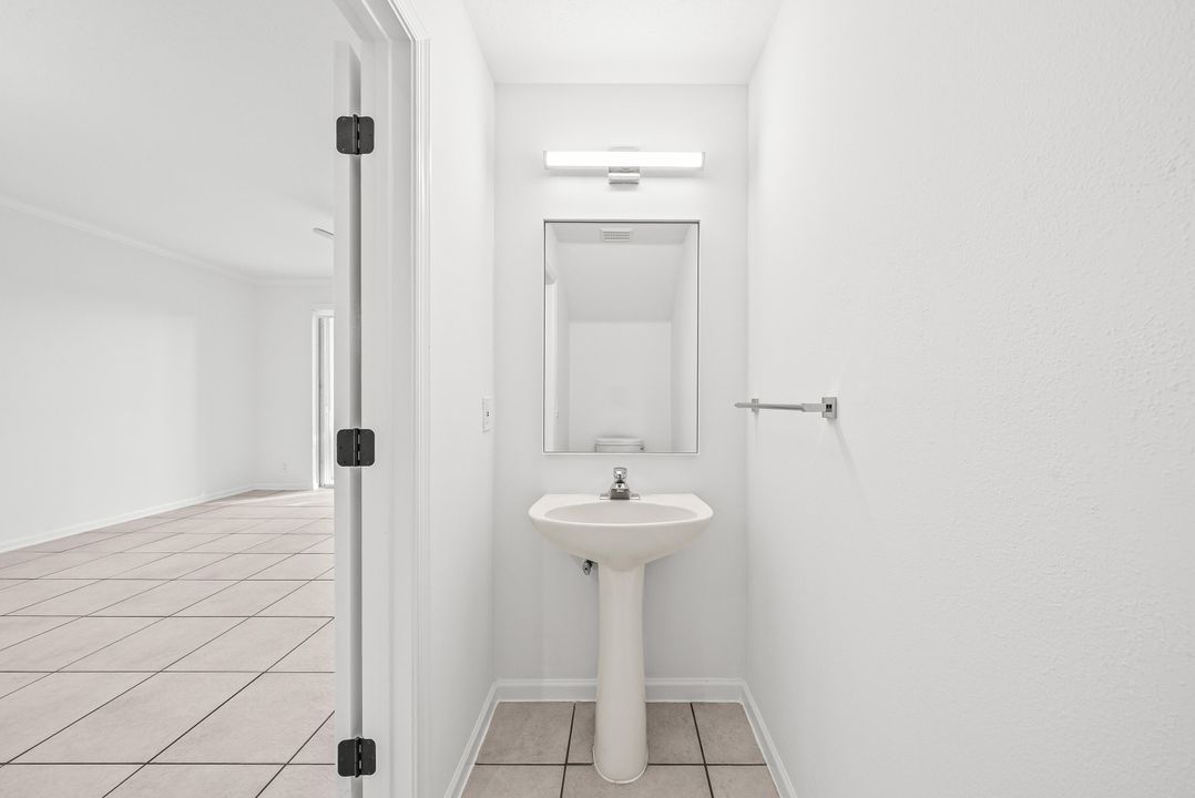 出租: $3,300 (3 贝兹, 2 浴室, 1570 平方英尺)