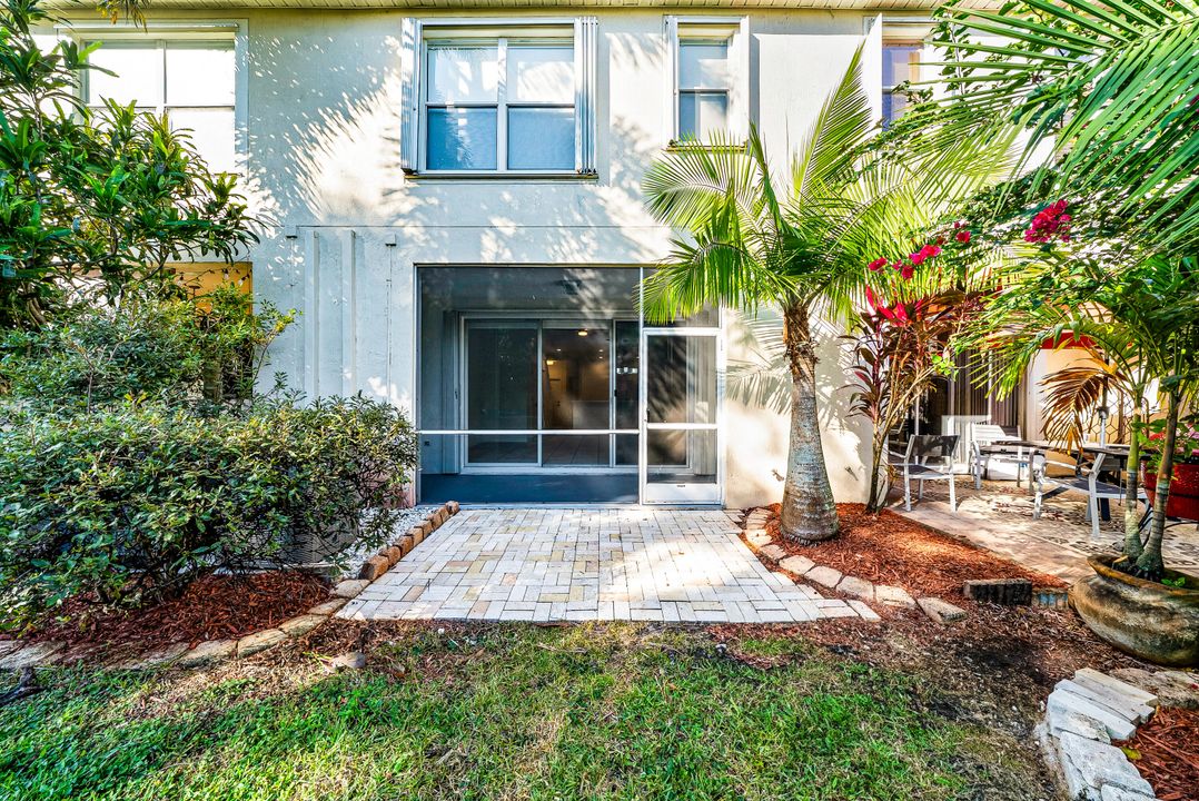 出租: $3,300 (3 贝兹, 2 浴室, 1570 平方英尺)