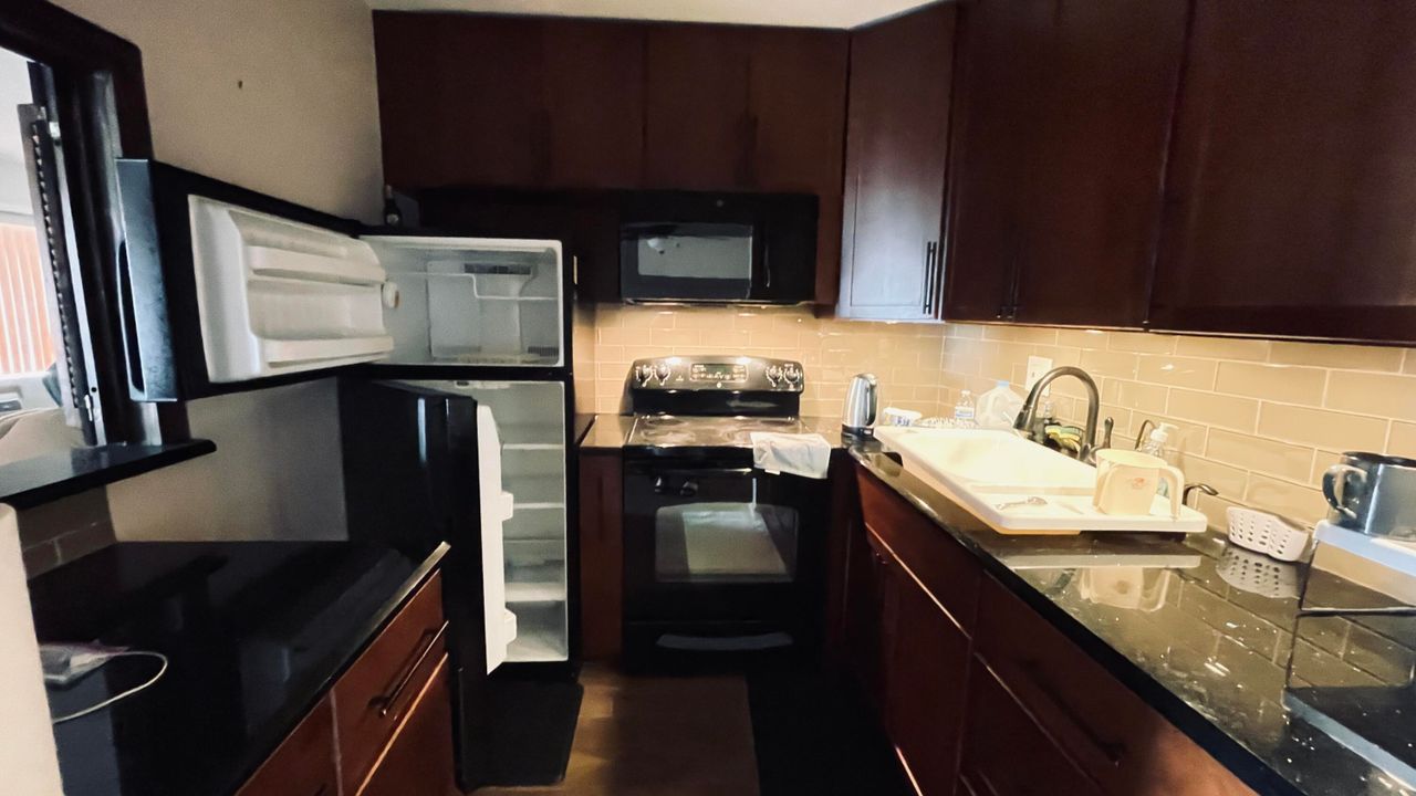 出租: $1,250 (1 贝兹, 1 浴室, 702 平方英尺)