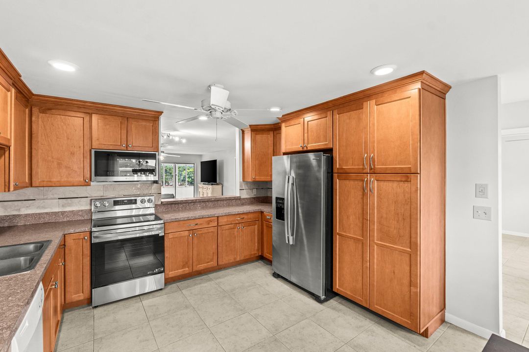 For Sale: $224,500 (2 beds, 2 baths, 1220 Square Feet)