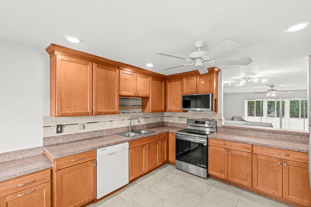 For Sale: $224,500 (2 beds, 2 baths, 1220 Square Feet)
