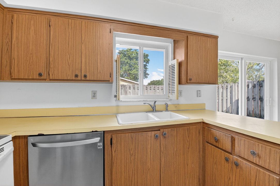 For Sale: $675,000 (3 beds, 2 baths, 1256 Square Feet)