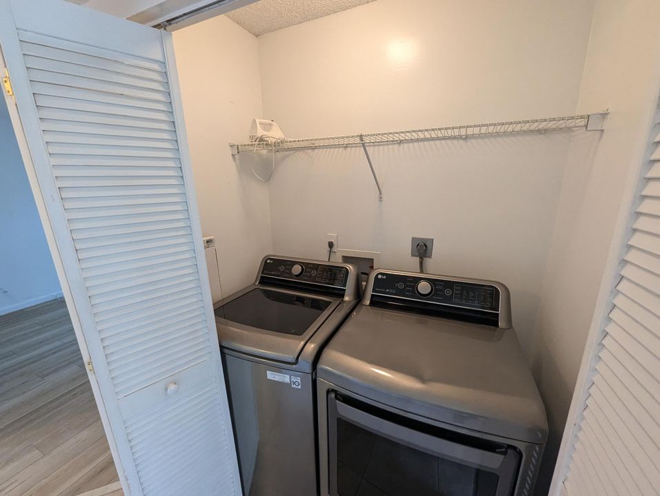 For Rent: $2,200 (2 beds, 2 baths, 946 Square Feet)
