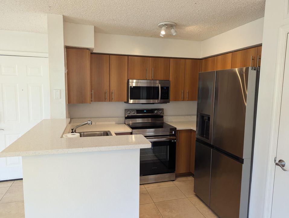 For Rent: $2,200 (2 beds, 2 baths, 946 Square Feet)