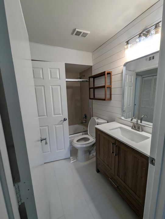 For Rent: $2,200 (2 beds, 2 baths, 946 Square Feet)