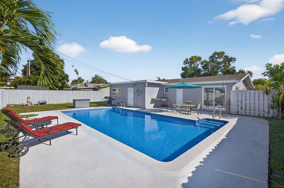 For Sale: $695,000 (3 beds, 2 baths, 1415 Square Feet)