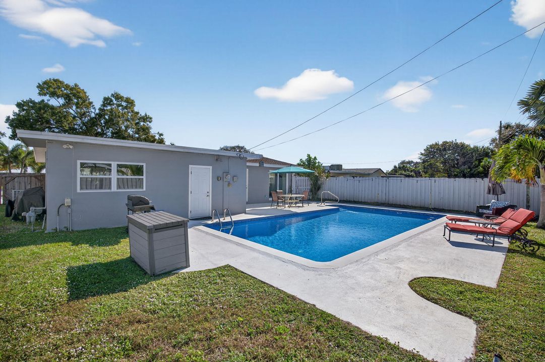 For Sale: $695,000 (3 beds, 2 baths, 1415 Square Feet)