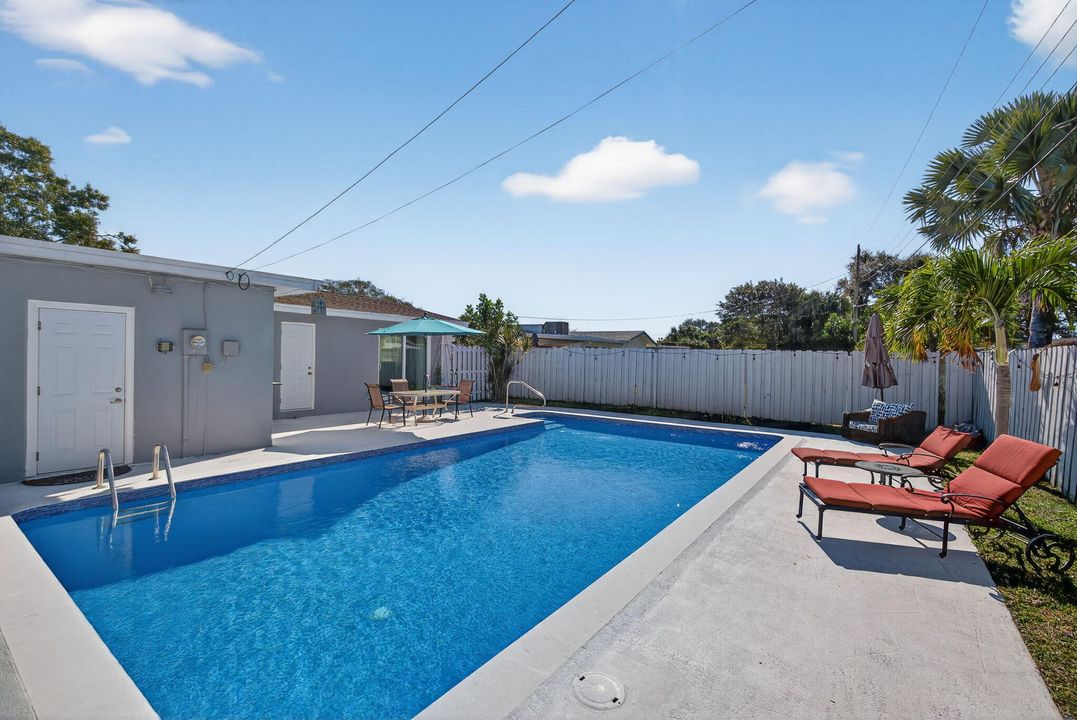 For Sale: $695,000 (3 beds, 2 baths, 1415 Square Feet)