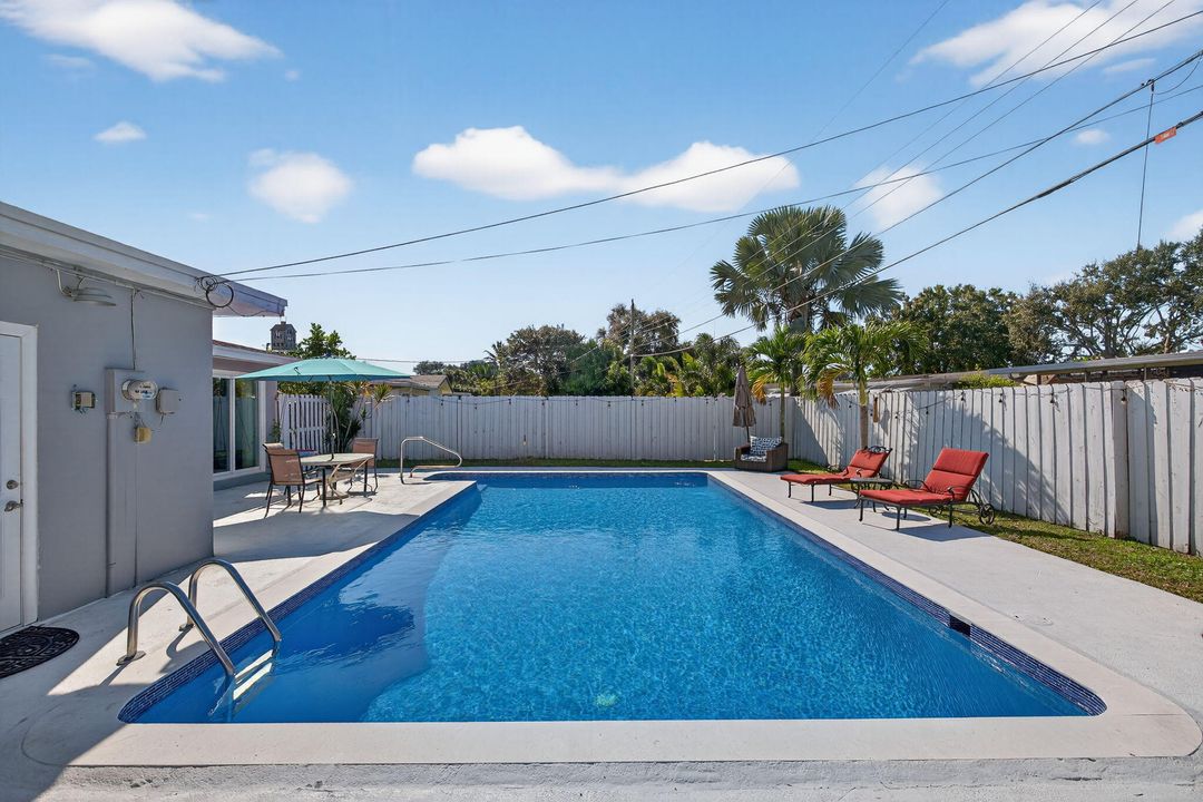 For Sale: $695,000 (3 beds, 2 baths, 1415 Square Feet)