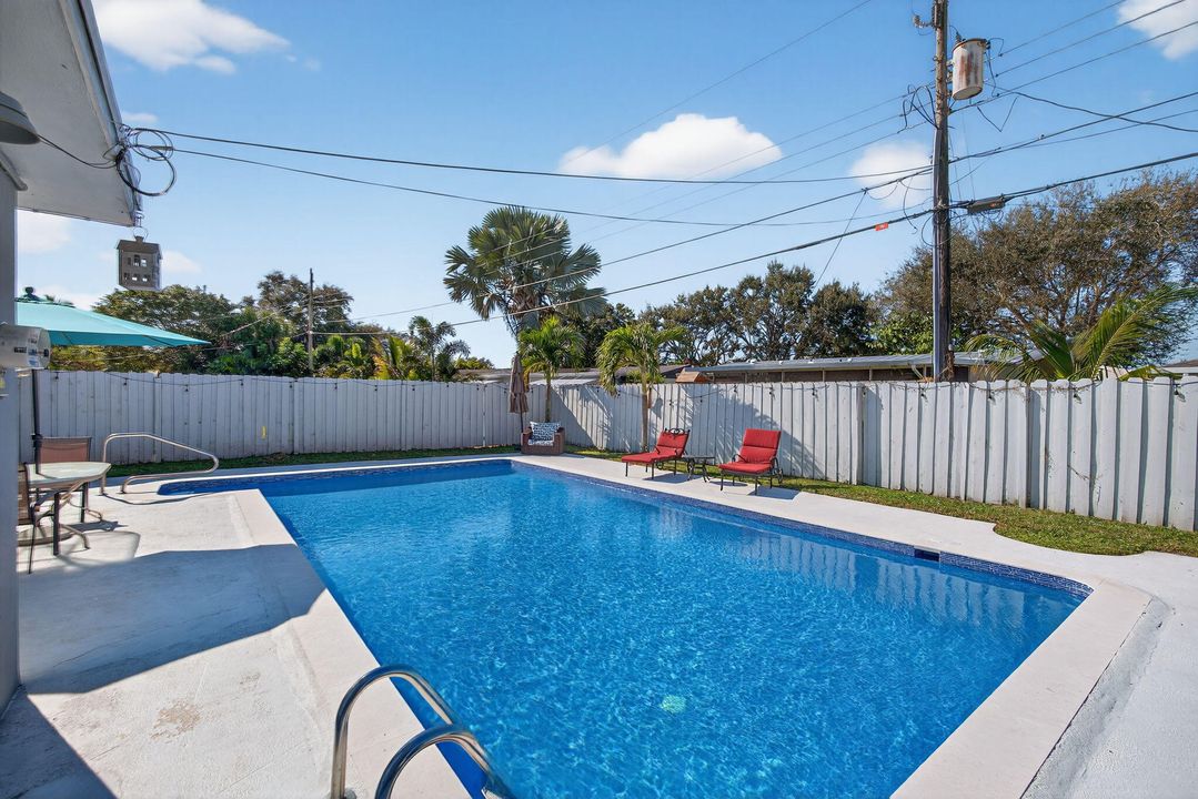 For Sale: $695,000 (3 beds, 2 baths, 1415 Square Feet)