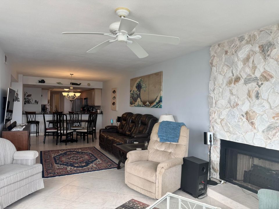 待售: $374,000 (2 贝兹, 2 浴室, 1614 平方英尺)