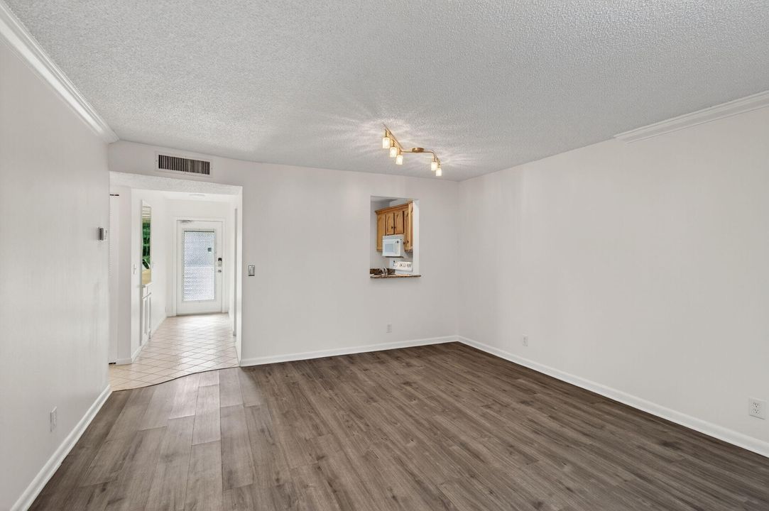 For Rent: $1,800 (2 beds, 2 baths, 1006 Square Feet)