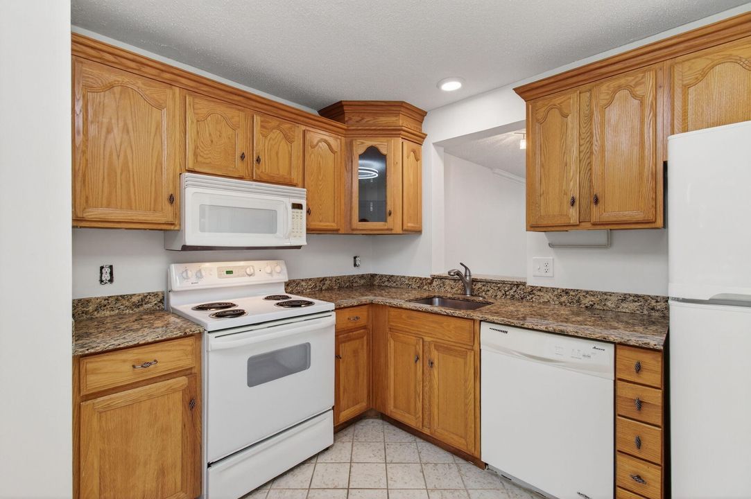 For Rent: $1,800 (2 beds, 2 baths, 1006 Square Feet)